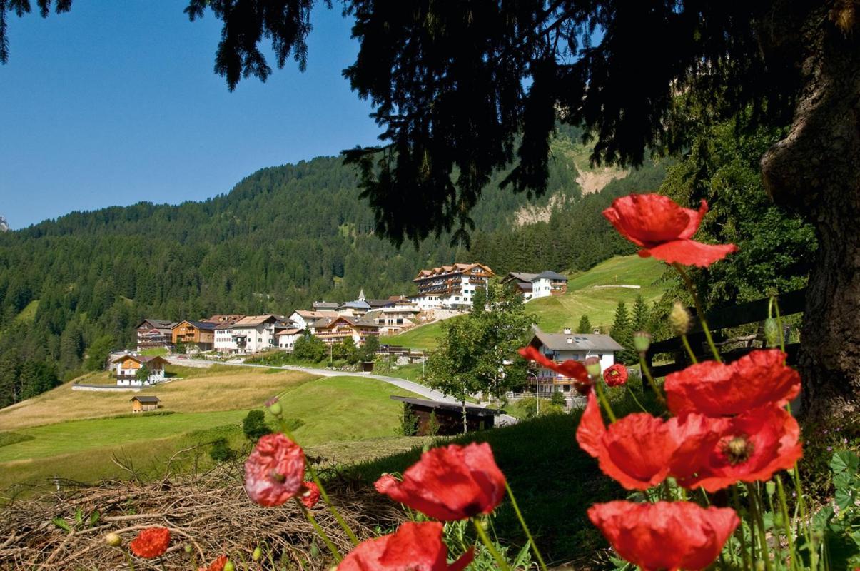 Family & Wellness Hotel Fontana Vigo di Fassa Exteriör bild